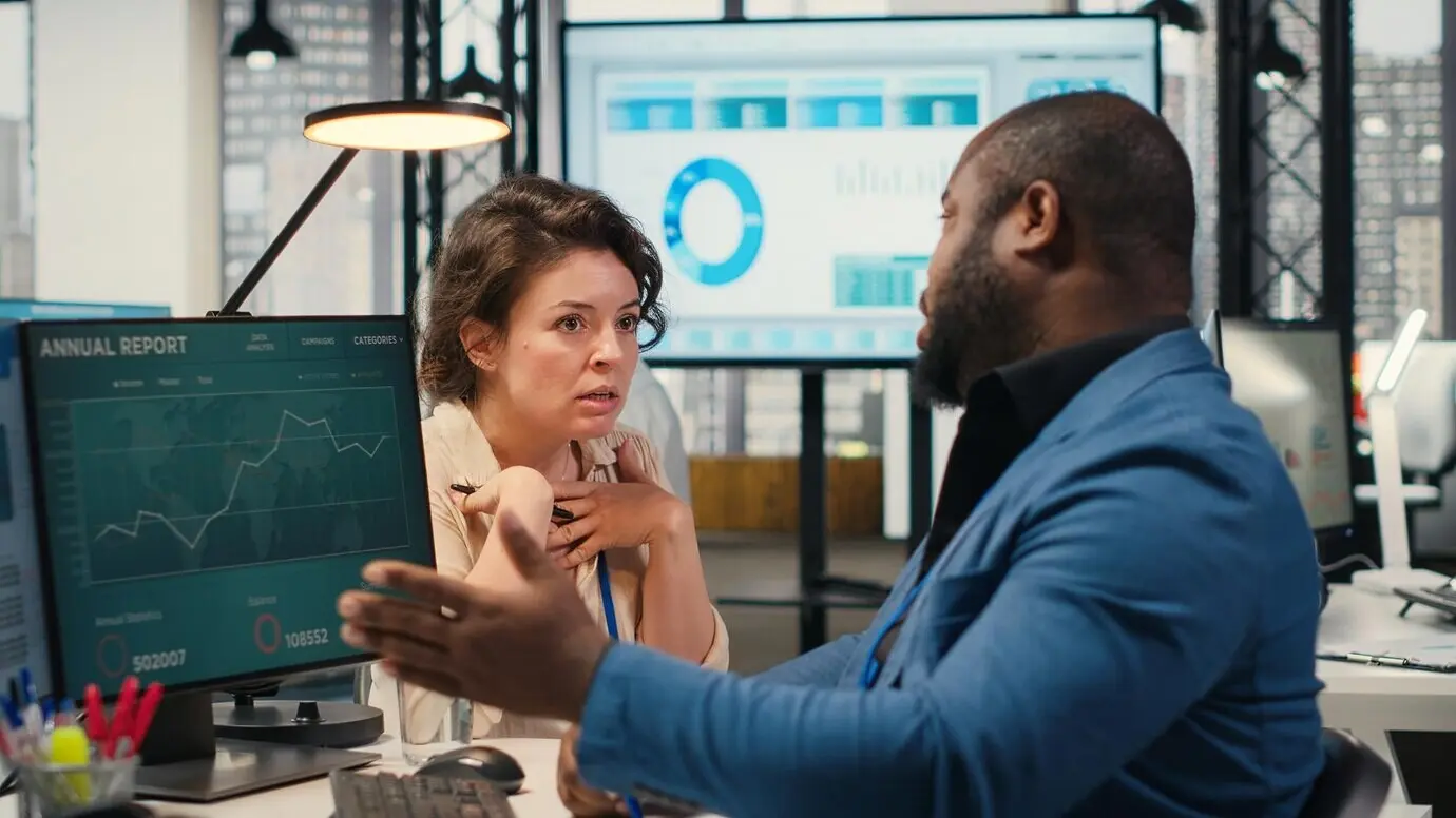 Eine unter Druck stehende Geschäftsfrau, die wegen ihres Kollegen frustriert ist.