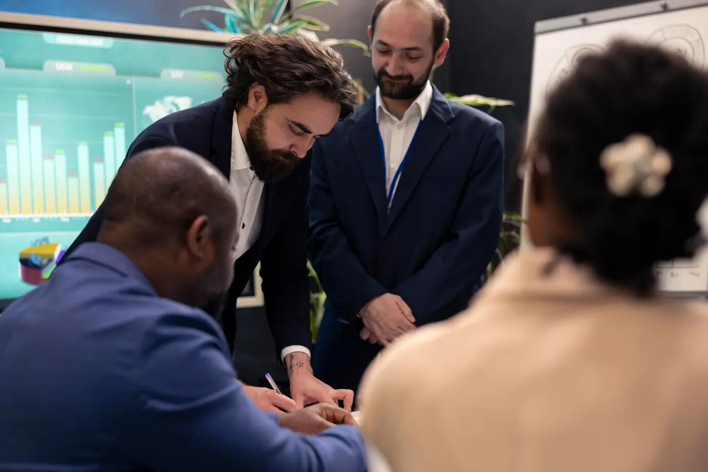 Treffen von Geschäftspartnern, um Einzelheiten zu teilen und Eindrücke auszutauschen.